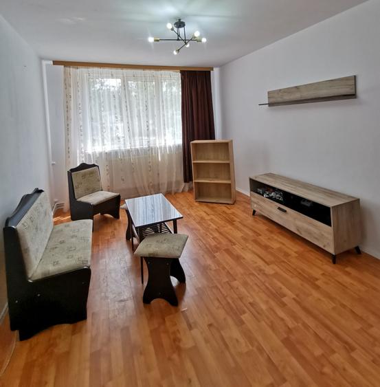 Apartament cu 3 camere decomandat în Sârbi