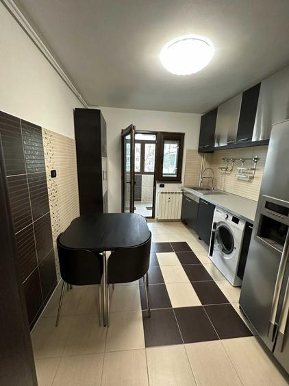 Apartament cu 4 camere decomandat în Drumul Taberei