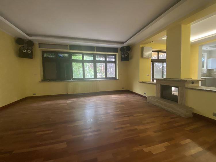 Casă individuală cu 11 camere cu Canalizare în Sisești