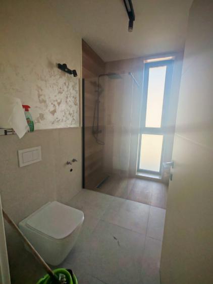 Apartament cu 3 camere semidecomandat în Gruia