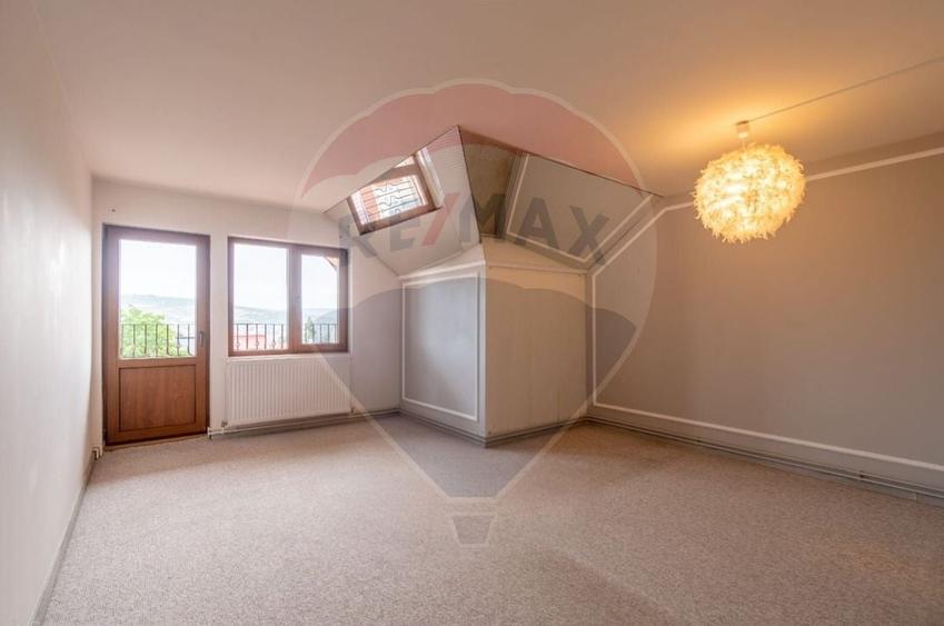 Casă individuală cu 8 camere cu Teren 450 Mp în Gruia
