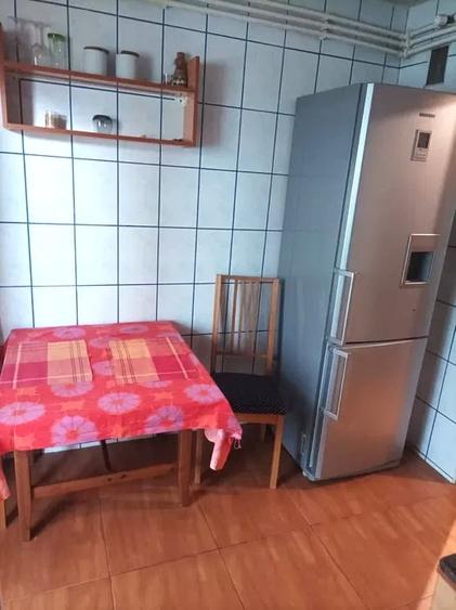 Apartament cu 3 camere decomandat, mobilat în Nicolina