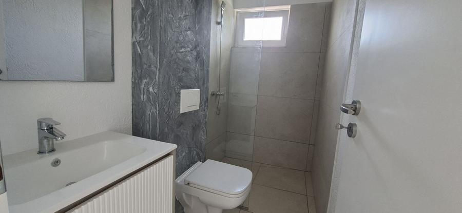 Casă individuală cu 5 camere cu Canalizare în Aradului