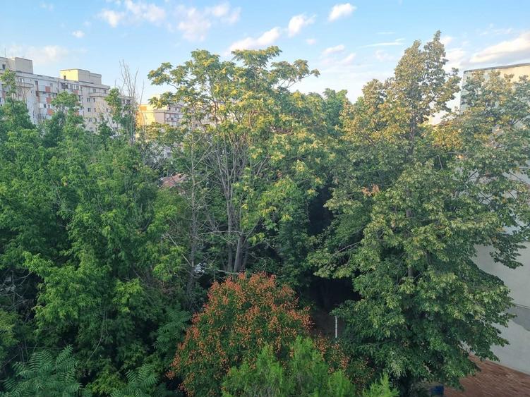 Apartament cu 3 camere decomandat în Exterior Vest