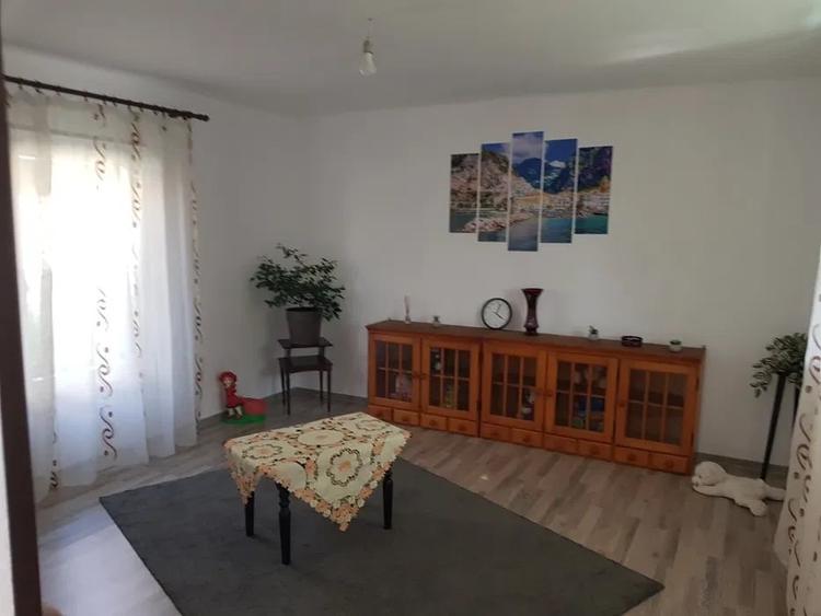 Casă cu 4 camere cu Teren 3000 Mp în Petrilaca