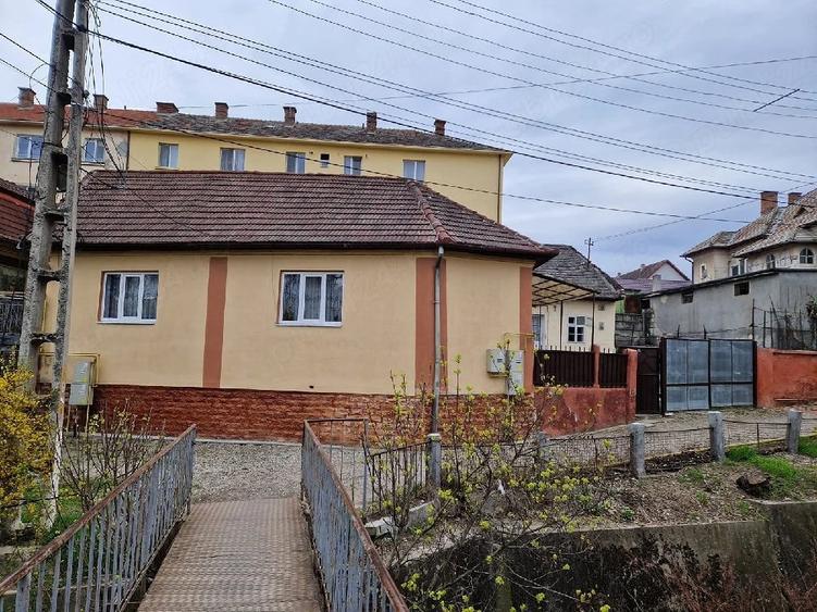 Casă cu 2 camere cu Teren 327 Mp în Central
