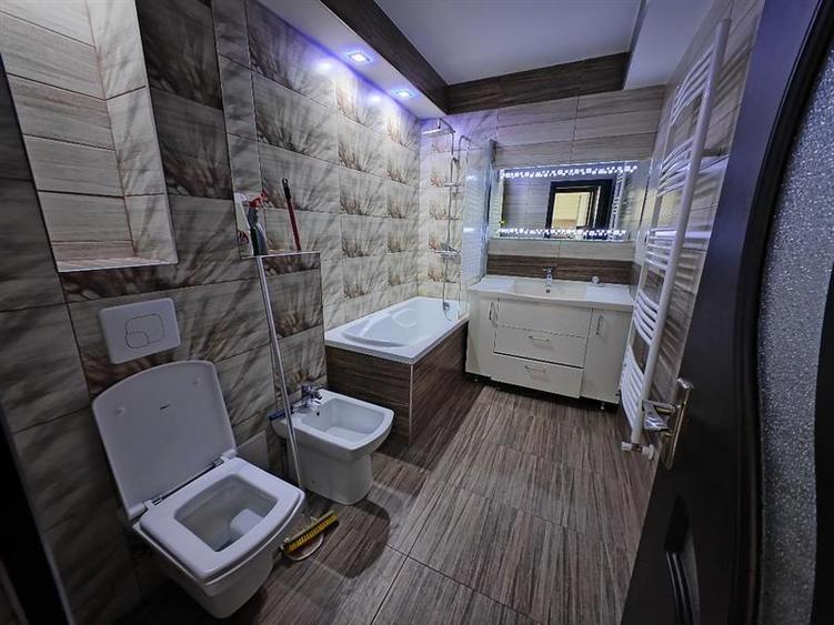 Apartament cu 3 camere semidecomandat, mobilat în Tractorul