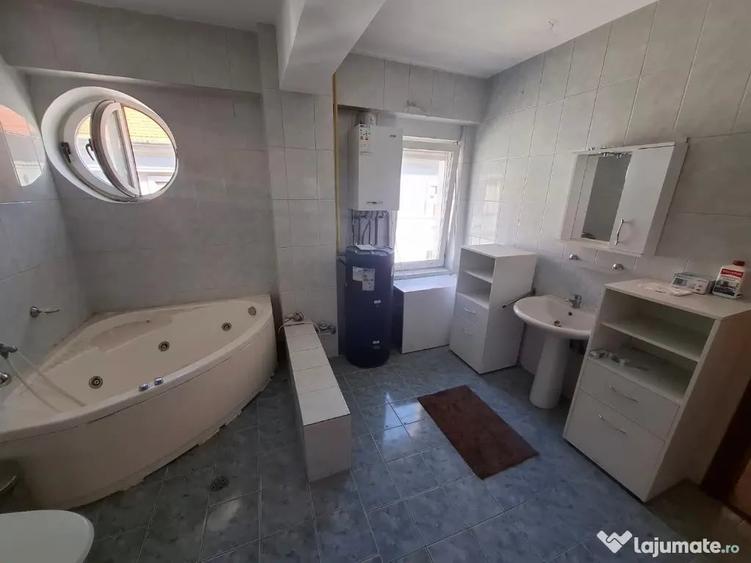 Apartament cu 3 camere decomandat în Boul Roșu
