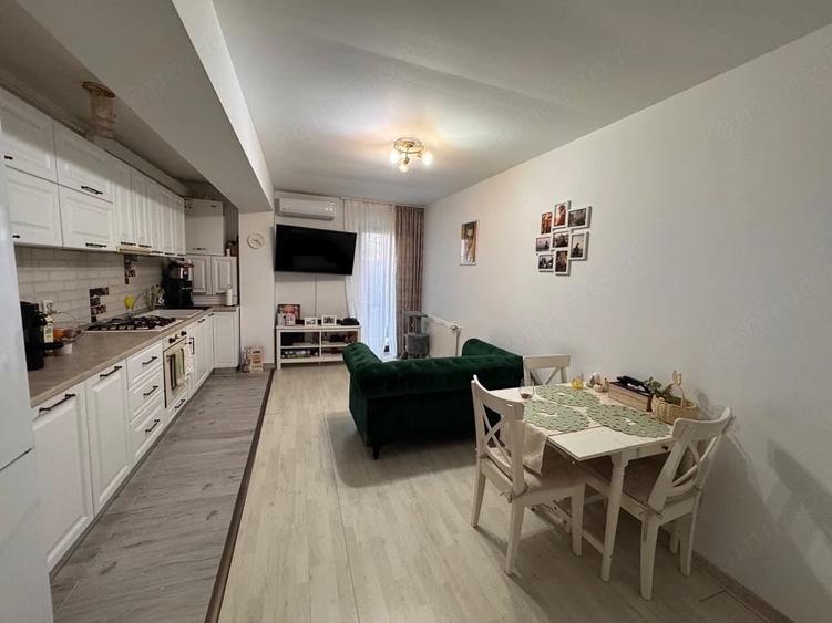 Apartament cu 3 camere semidecomandat în Rahova