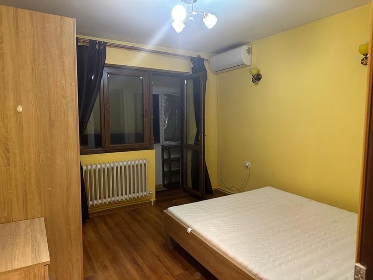 Apartament cu 3 camere decomandat în Podul de Piatră
