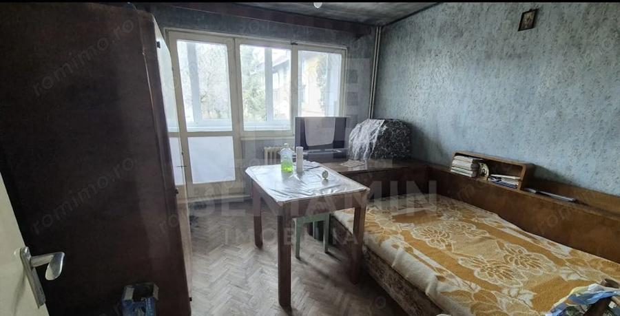 Apartament cu 3 camere semidecomandat în Astra