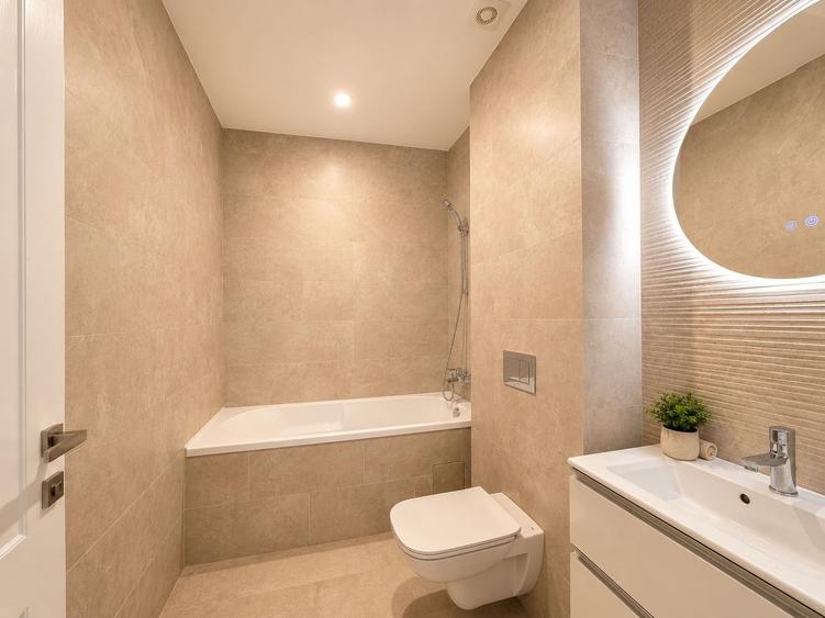 Apartament cu 4 camere în P-ța Universității