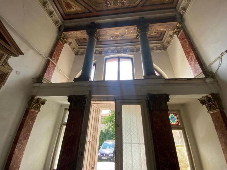 Casă individuală cu 8 camere cu Canalizare în Calea Călărașilor