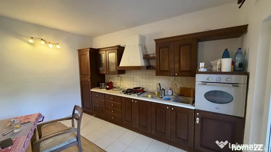 Casă cu 5 camere cu Teren 199 Mp în Roșu
