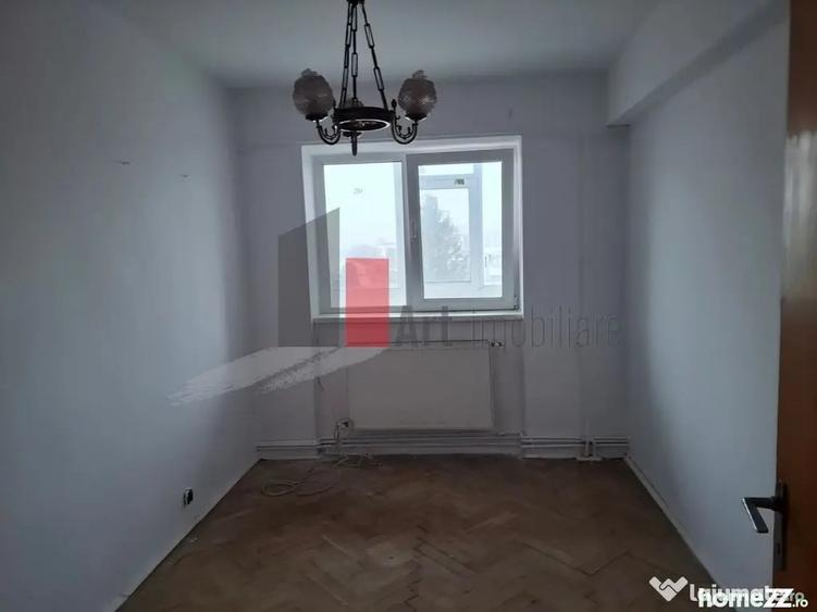 Apartament cu 4 camere decomandat în Central