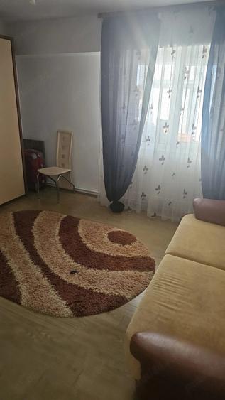 Apartament cu 3 camere decomandat în 1 Decembrie