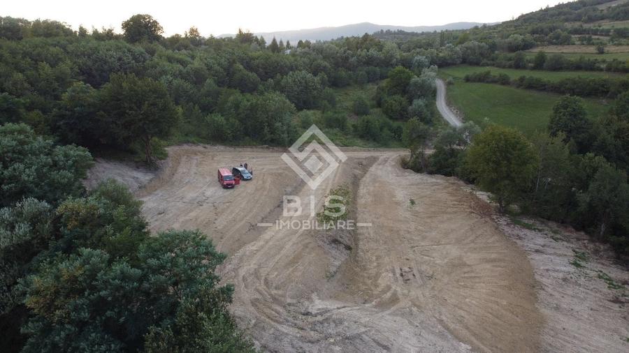 Teren extravilan de 12050 mp, în Mijlocenii Bârgăului