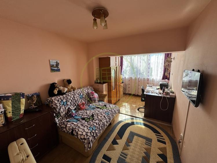 Apartament cu 4 camere semidecomandat, mobilat în Tractorul
