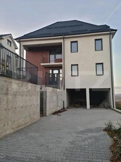 Casă cu 5 camere cu Teren 369 Mp în Dezmir