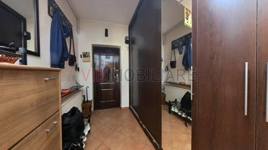 Apartament cu 3 camere semidecomandat, mobilat în Nord