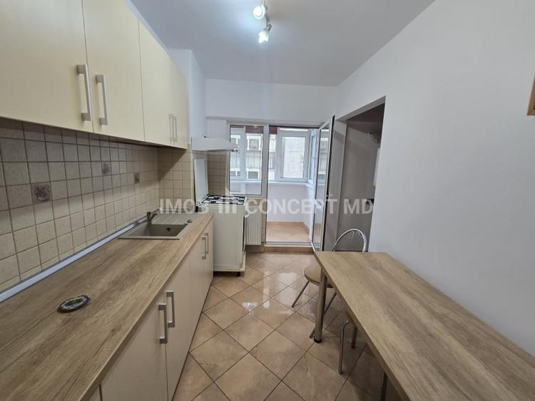 Apartament cu 3 camere decomandat, mobilat în Central