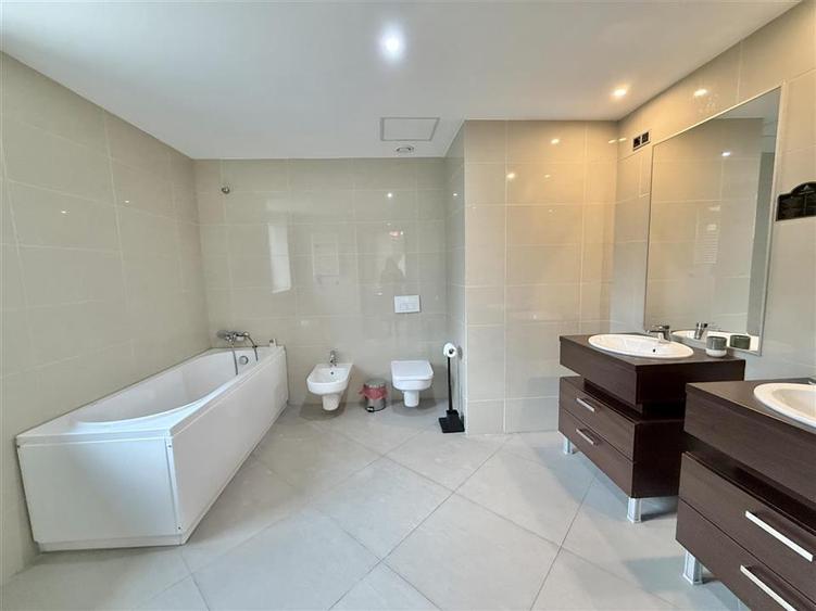 Apartament cu 3 camere decomandat, mobilat în Poiana Brașov