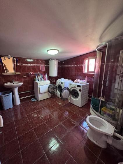 Casă individuală cu 6 camere cu Canalizare în Est