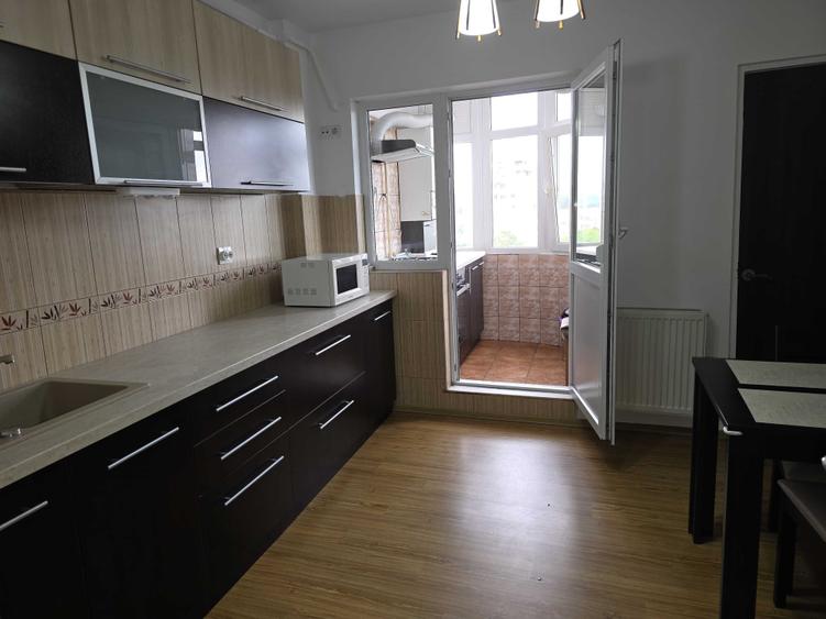 Apartament cu 3 camere decomandat în Frații Golești