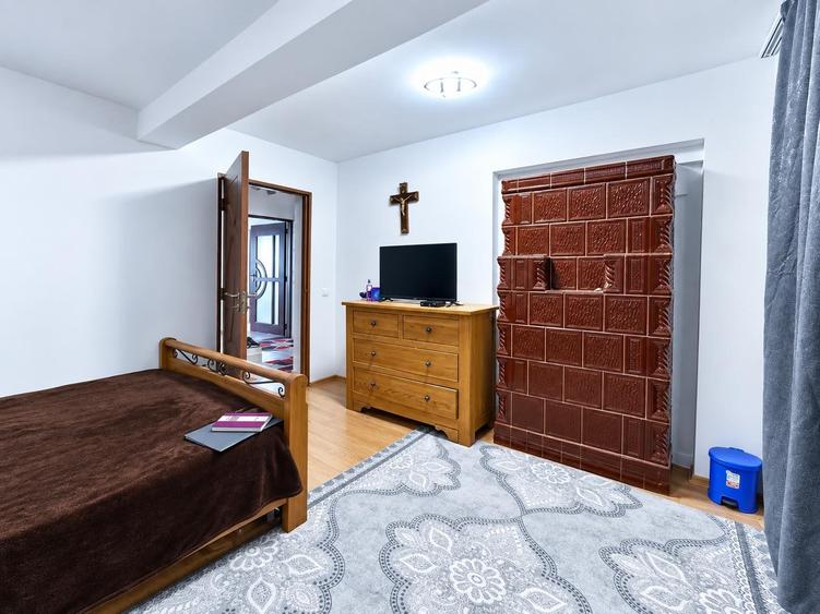 Casă individuală cu 5 camere cu Teren 2002 Mp în Central