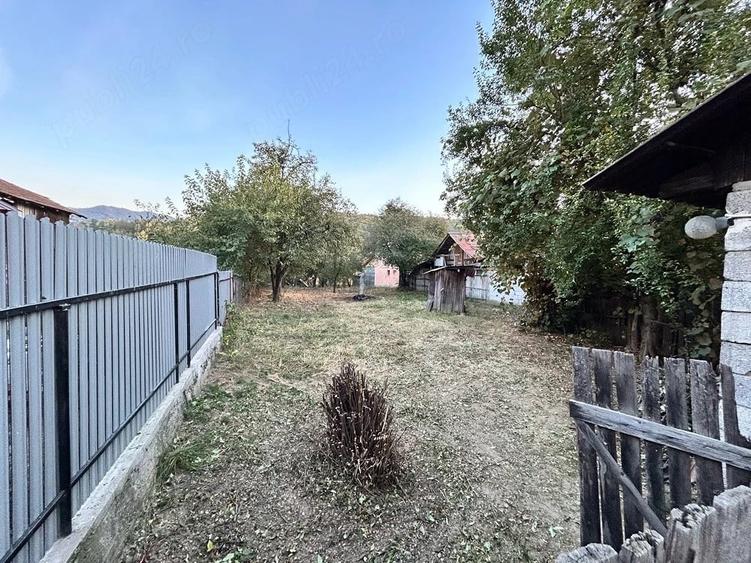 Casă cu 3 camere cu Teren 902 Mp în Berislăvești