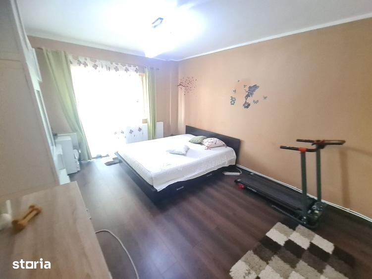 Apartament cu 3 camere decomandat în Est
