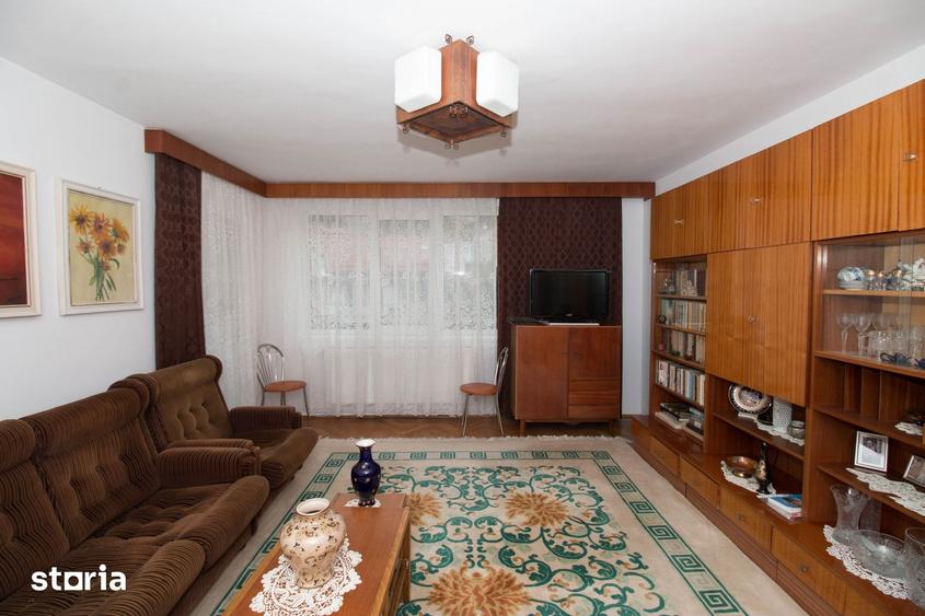 Apartament cu 3 camere decomandat în Schei