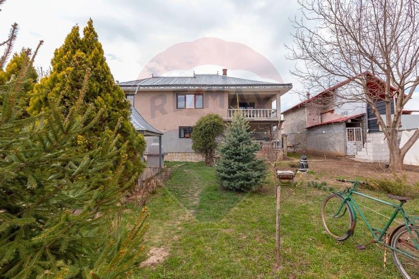 Casă cu 7 camere cu Teren 1020 Mp în Vest