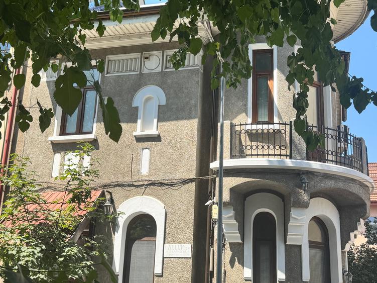 Casă cu 10 camere cu Teren 280 Mp în Pache Protopopescu