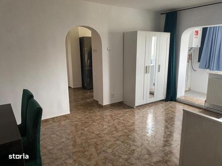Apartament cu 4 camere semidecomandat în Văcăresti