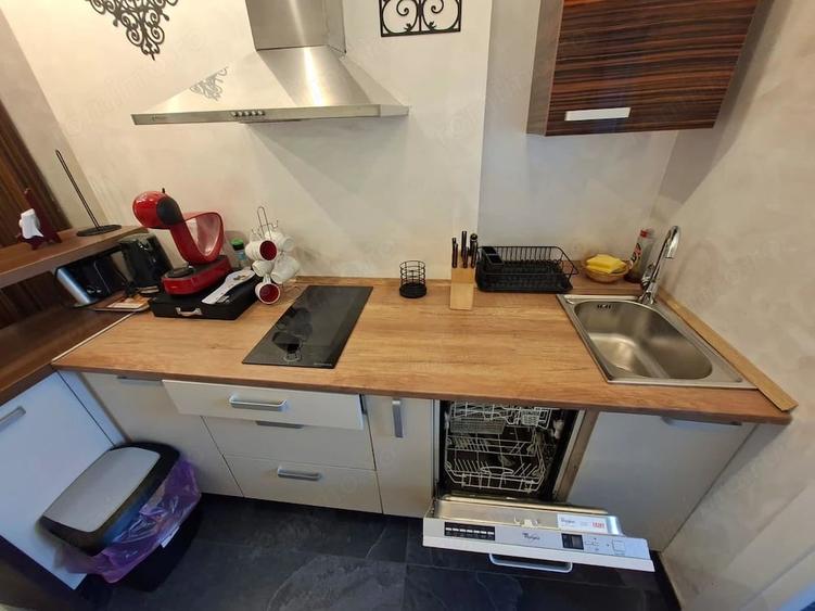 Apartament cu 5 camere semidecomandat în Romană