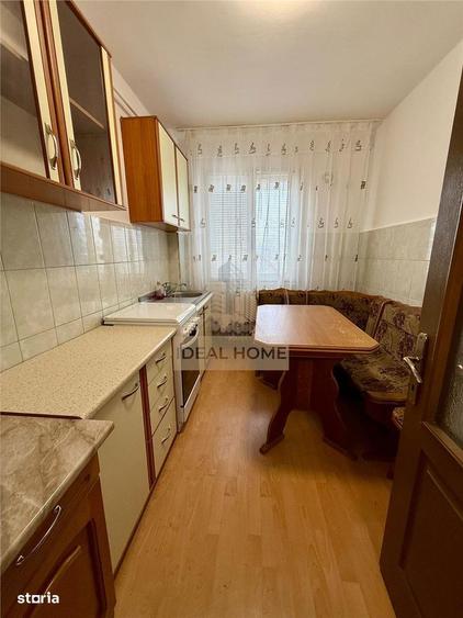 Apartament cu 3 camere semidecomandat în Podu Roș