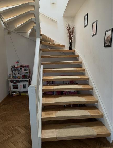 Casă cu 4 camere cu Teren 165 Mp în Vatra Luminoasă
