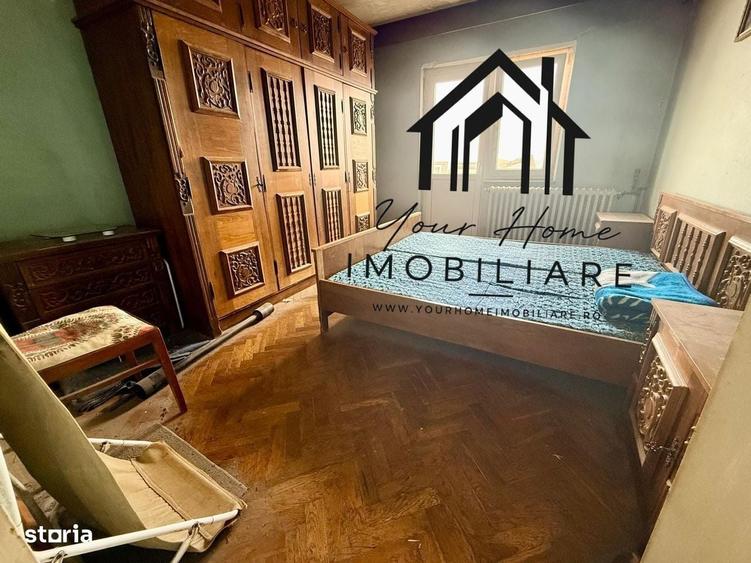Apartament cu 3 camere semidecomandat în Craiovița Nouă