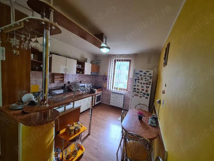 Apartament cu 3 camere decomandat, mobilat în Central