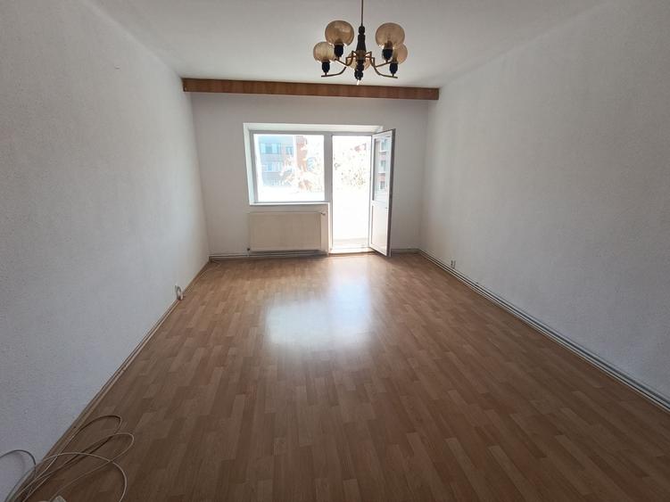 Apartament cu 4 camere decomandat în Bartolomeu