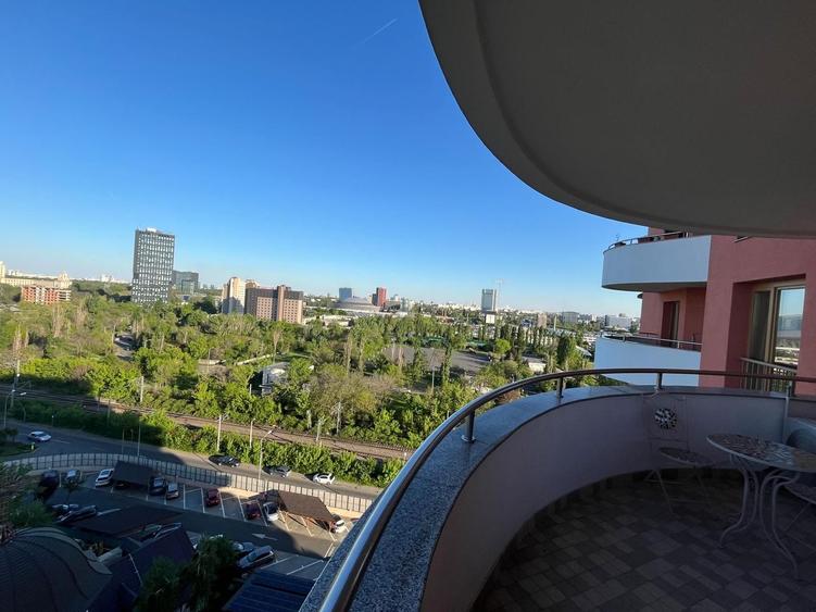 Apartament cu 3 camere semidecomandat, mobilat în P-ta Presei Libere