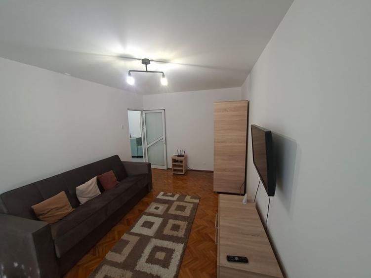 Apartament cu 2 camere decomandat în Podul de Fier