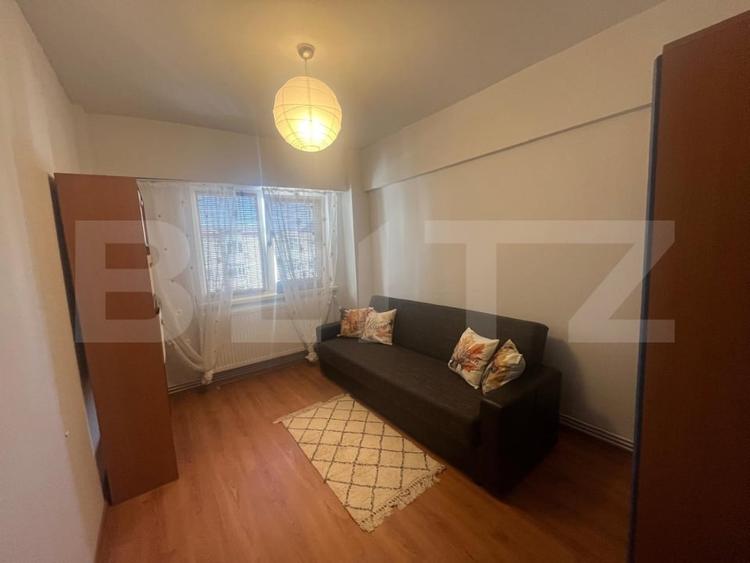 Apartament cu 3 camere decomandat, mobilat în Craiovița Nouă