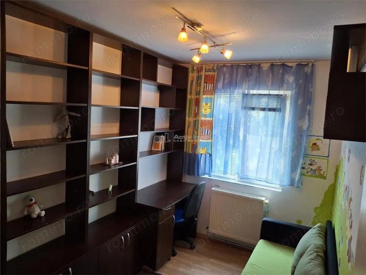 Apartament cu 3 camere semidecomandat în Micro II