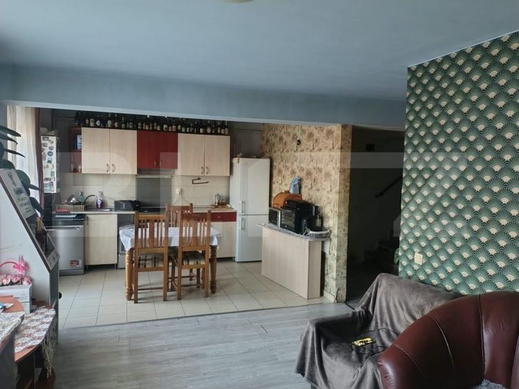 Apartament cu 5 camere semidecomandat, mobilat în Florești