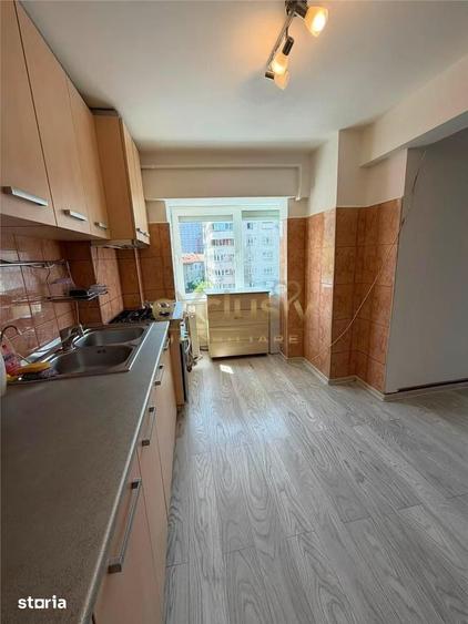 Apartament cu 3 camere decomandat în Est