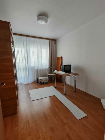Apartament cu 3 camere semidecomandat în Alexandru Obregia