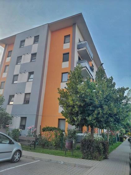 Apartament cu 3 camere decomandat în Tractorul