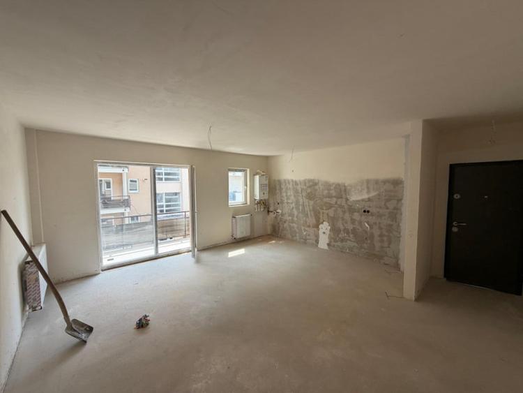 Apartament cu 3 camere semidecomandat în Florești — fotografia 1
